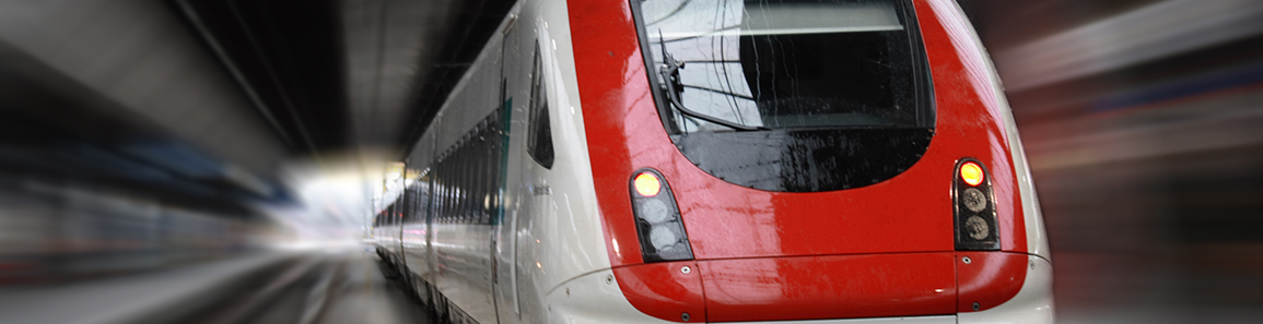 Ein roter Zug durchfährt einen Tunnel und bewegt sich auf sein Ziel zu.